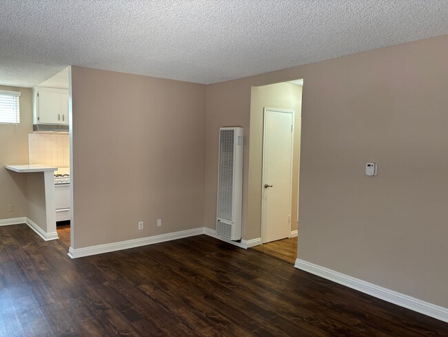 Photo - 3104 Montrose Ave Unit 6