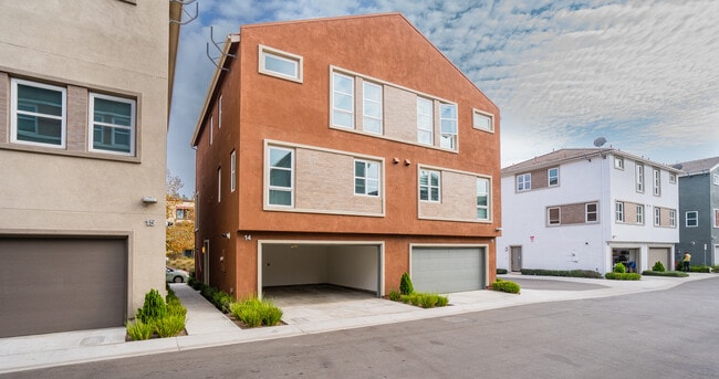 Building Photo - 2700 E Chaucer St Unit 14