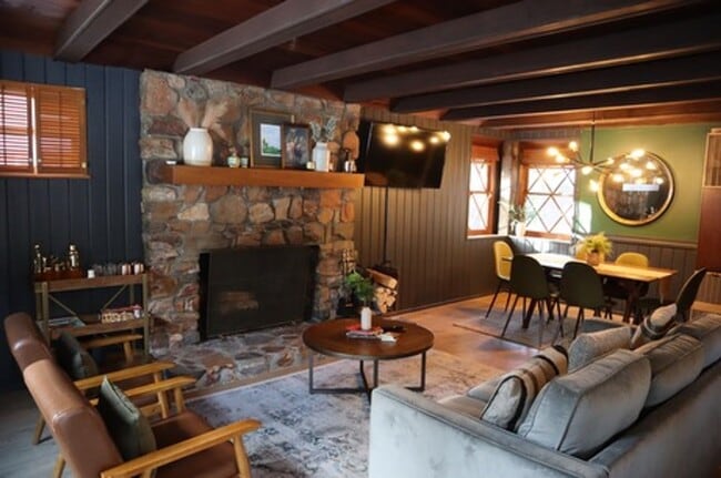Building Photo - CHARMING AND COZY Rental