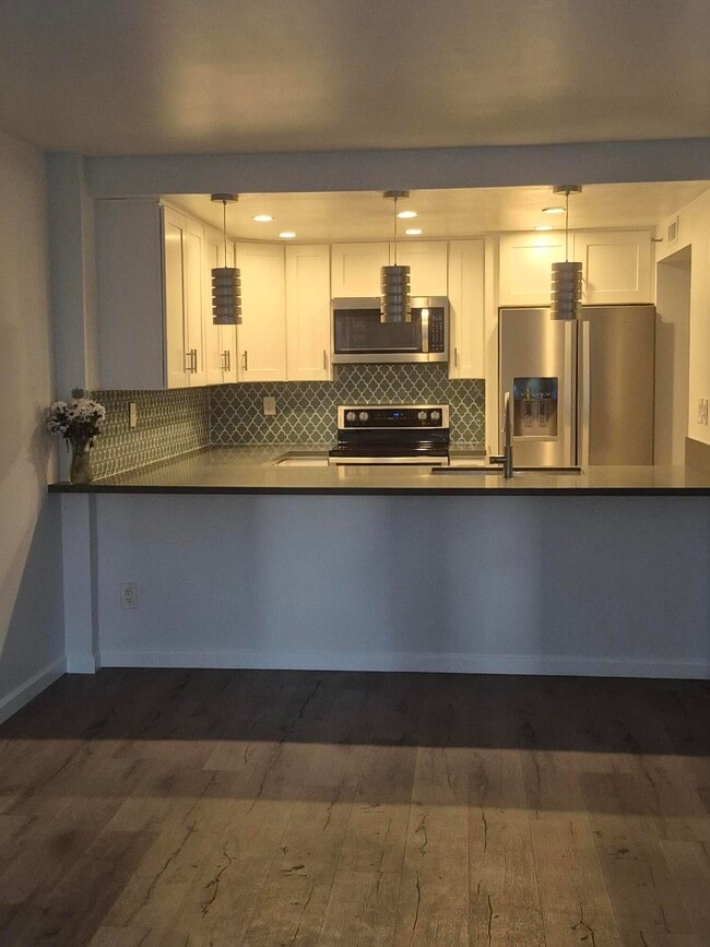 Building Photo - 600 W 9th St Unit 502