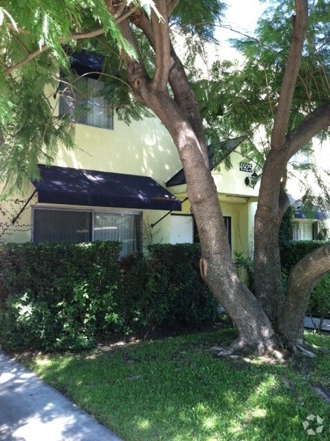 The front of the unit. - 4925 Coldwater Canyon Ave Rental