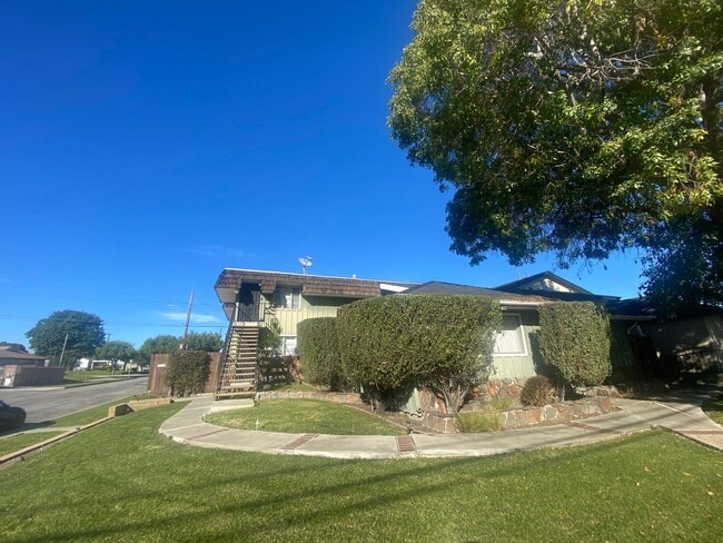 Building Photo - Randall Apartments Unit D