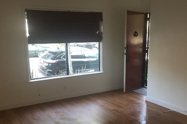 Inside view of front door - 7156 Lexington Ave Unit 7154