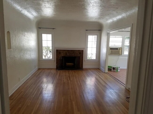 Photo - 927 Havenhurst Dr Apartments