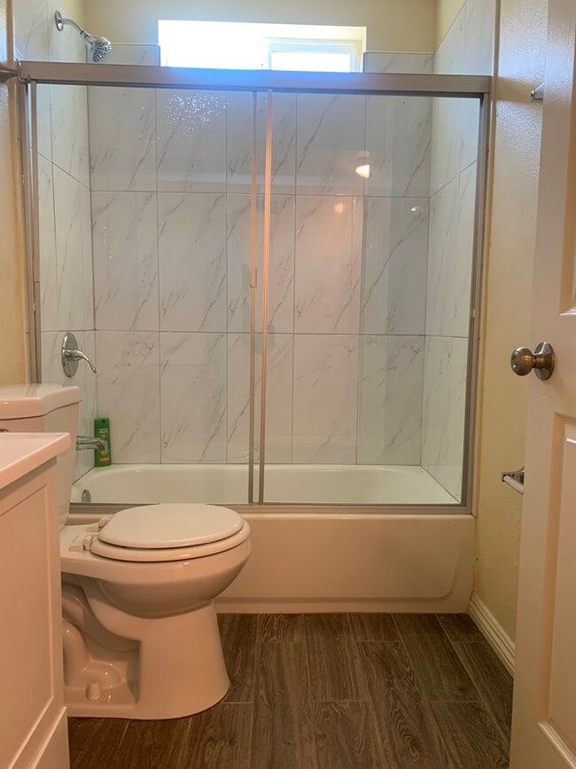 Photo - 924 W 78th St