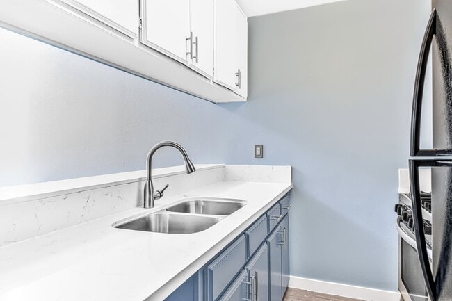 Photo - 533 E 11th St Unit 14