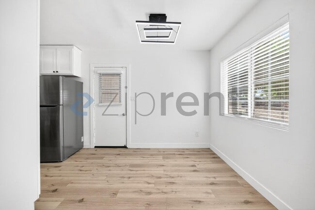 Photo - 415 E 26th St