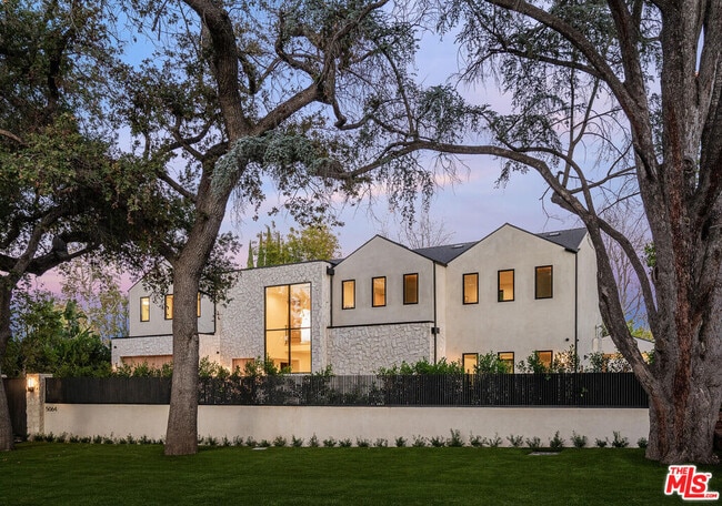 Building Photo - 5064 Encino Ave