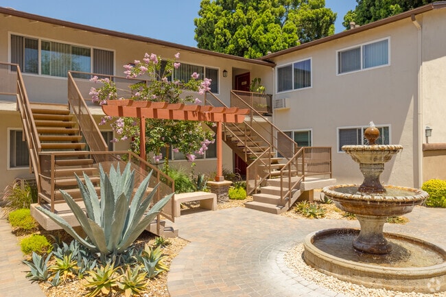 Courtyard - Lakewood Manor Apartment Homes