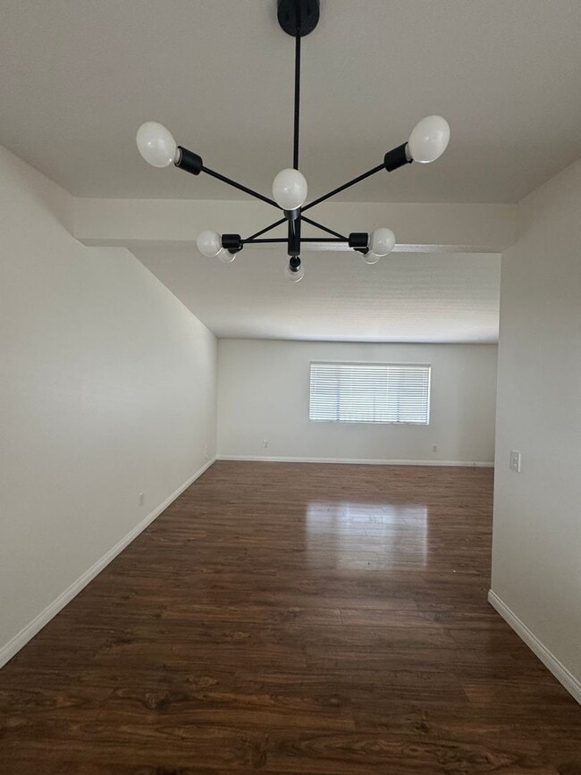Building Photo - 5250 Bellingham Ave Unit 5