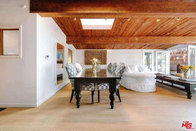 Photo - 936 Palisades Beach Rd