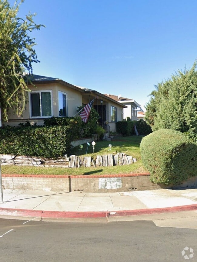 Building Photo - 6323-6325 Montezuma Rd Rental
