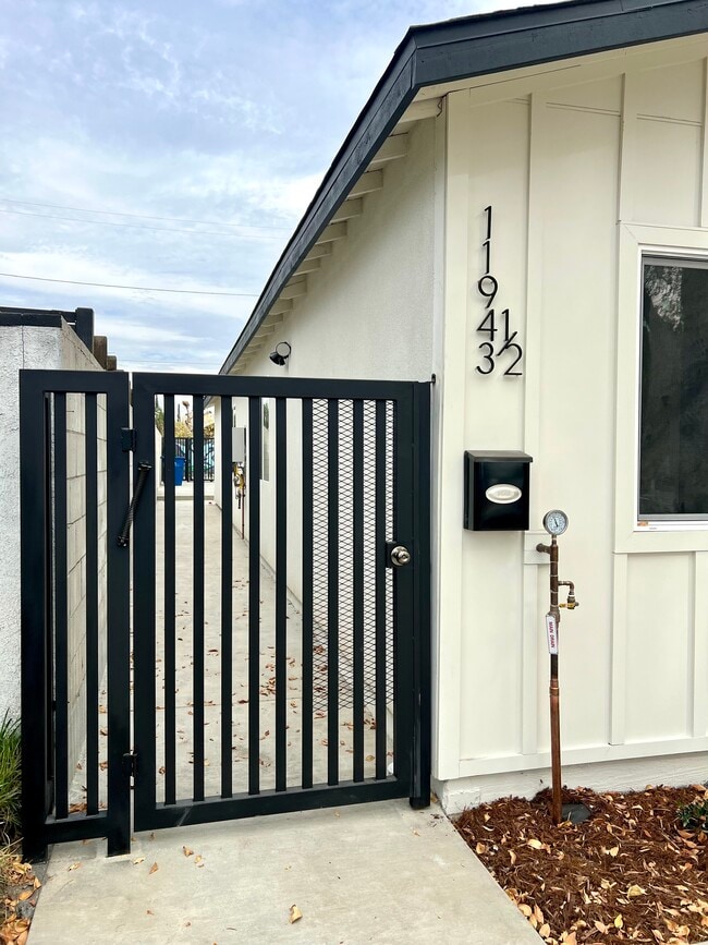 Photo - 11943 Burton St