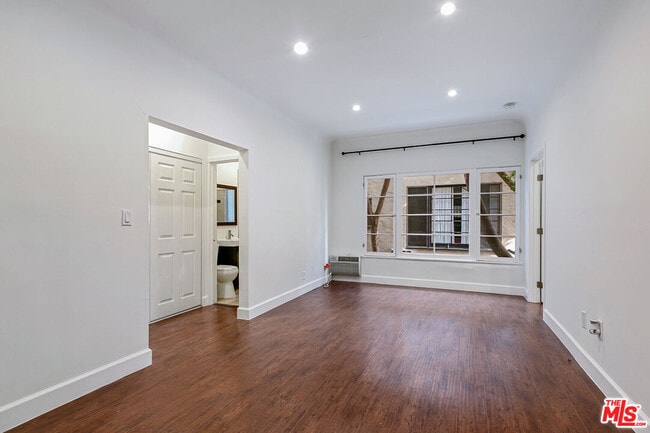 Building Photo - 7229 Willoughby Ave Unit 2