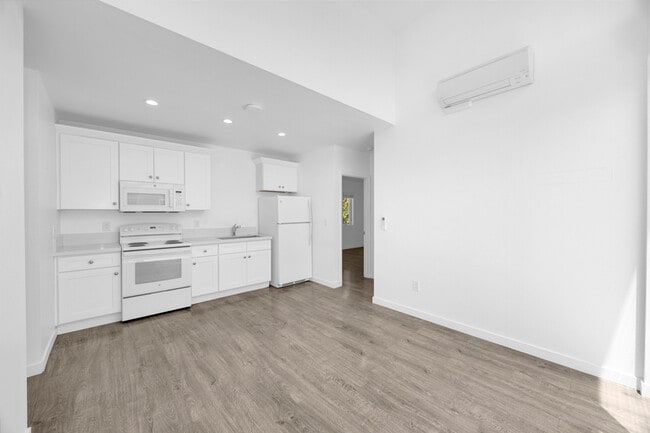 Photo - 572 N Cambridge St