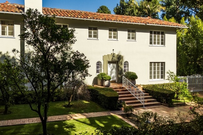 Building Photo - 1004 N Beverly Dr