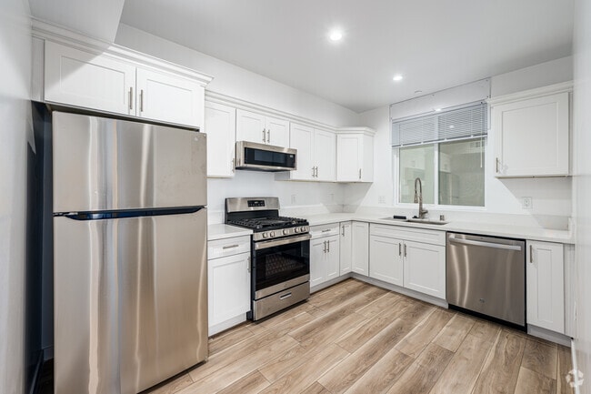 2BR, 2BA - 1100SF - Ktichen - 10934 Peach Grove St