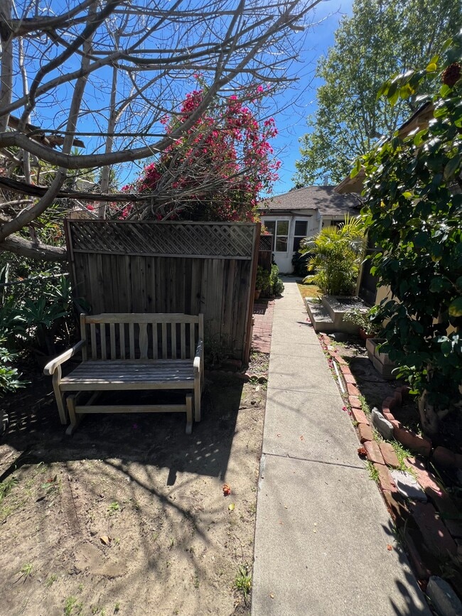 Building Photo - 10810 Camarillo St Unit Amazing Big 1 Bedroom, 1