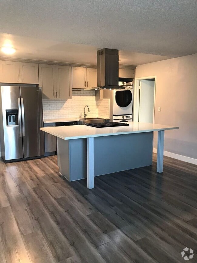 Building Photo - Available now! Home Sweet Home! Large & Br... Unit 1