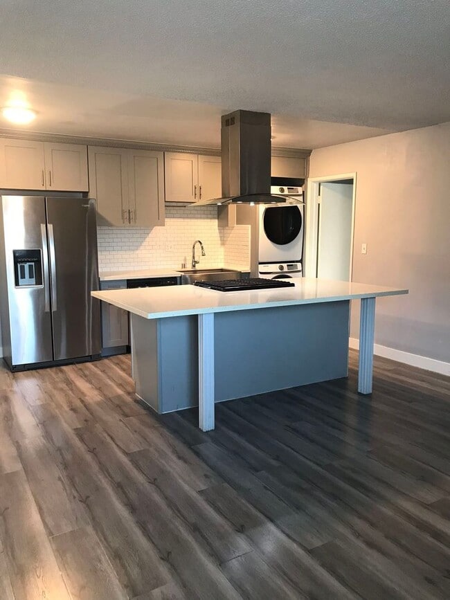Available now! Home Sweet Home! Large & Br... - Available now! Home Sweet Home! Large & Br... Unit 1