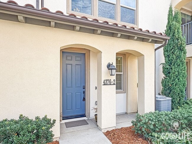Building Photo - Stunning 3B/3BA Townhome in Oceanside!