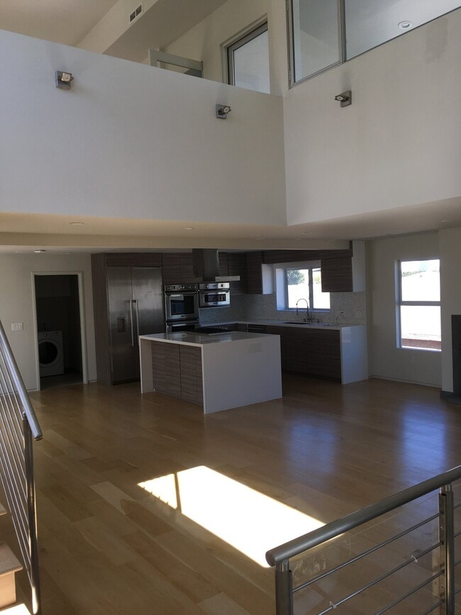 Building Photo - 615 6th Ave