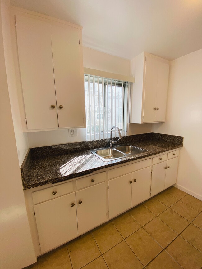 UNIT #4 KITCHEN - 10851 Moorpark St Unit 4