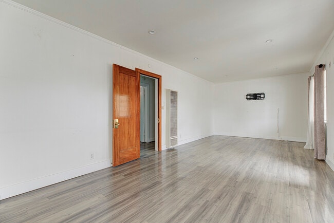 Photo - 10733 Louise Ave