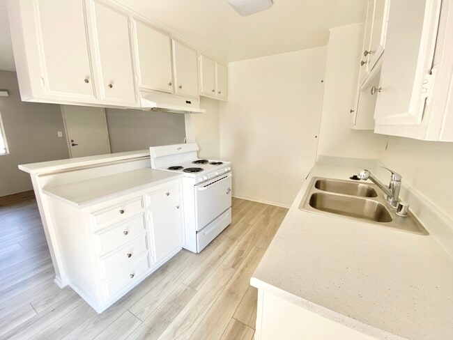 Photo - 3337 S Canfield Ave Unit 210