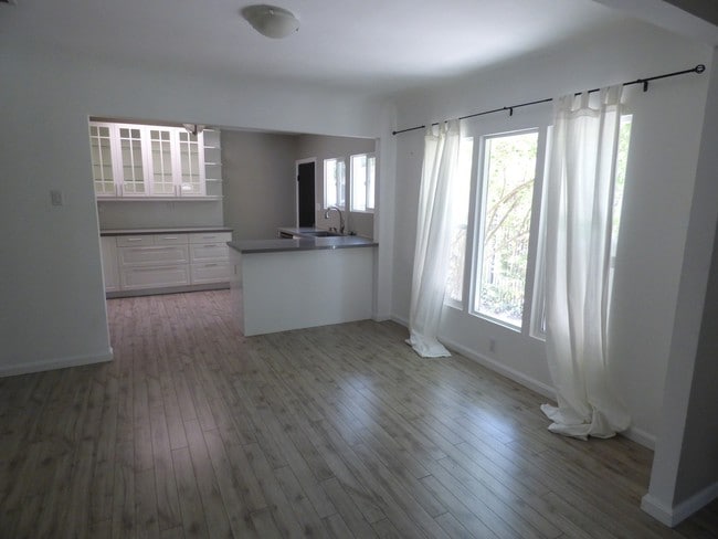 Photo - 822 N Gardner St Unit 822