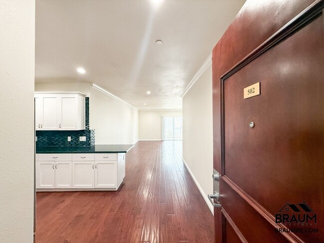 Building Photo - 332 S Virgil Ave Unit 502 Rental