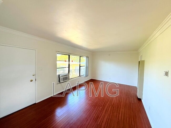 Photo - 655 N Manhattan Pl