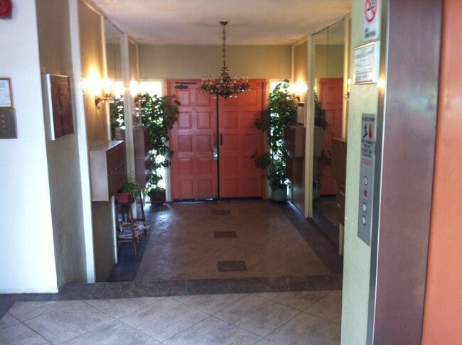 Building Photo - 2055 Rodney Dr Unit 108