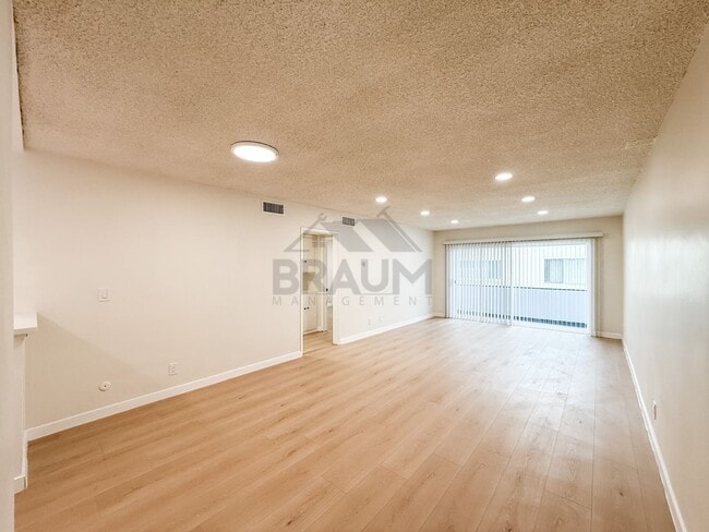 Photo - 6039 Whitsett Ave Unit 202