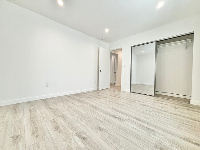 Photo - 562 N Kenmore Ave Unit 3
