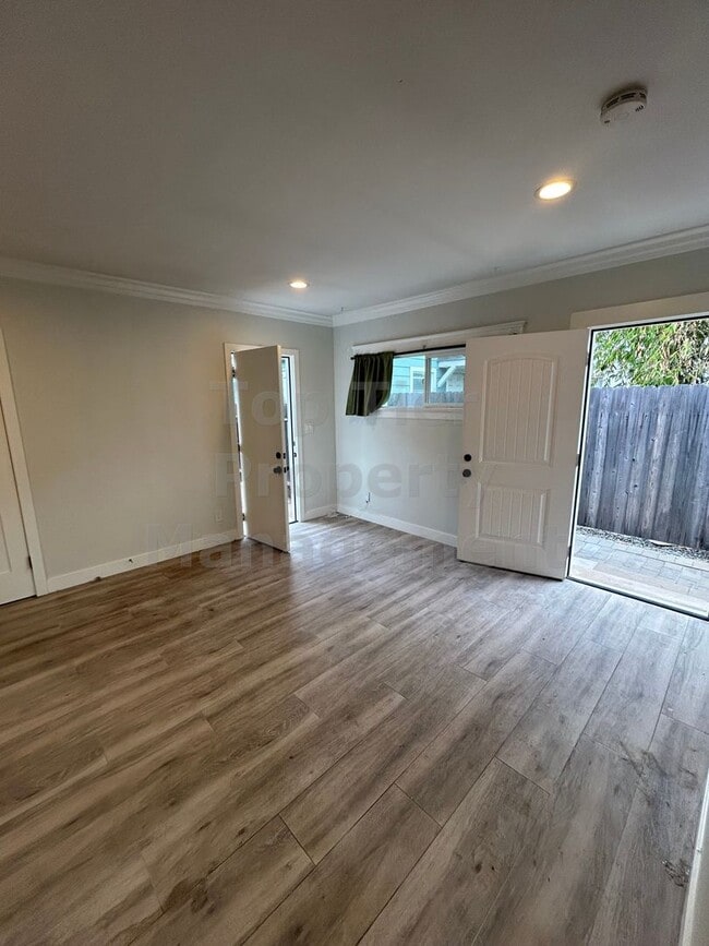 Photo - 2945 Kalmia St