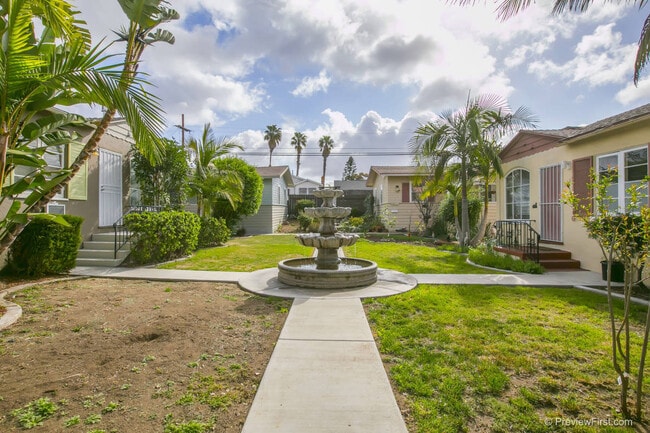 Building Photo - Adorable 2 Bedroom Cottage with Fenced yard, Washer+Dryer, Dishwasher, Reserved Parking! Unit 3143 30th Street