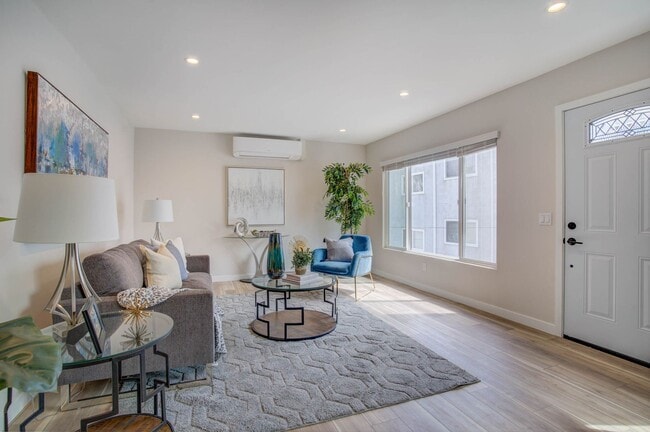 Photo - STUNNING UPGRADED UPSTAIRS 2BD/2BA UNIT IN... Unit 2049 Diamond Street