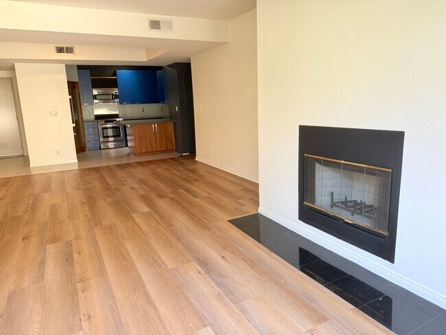 Photo - 2222 N Beachwood Dr Unit 412