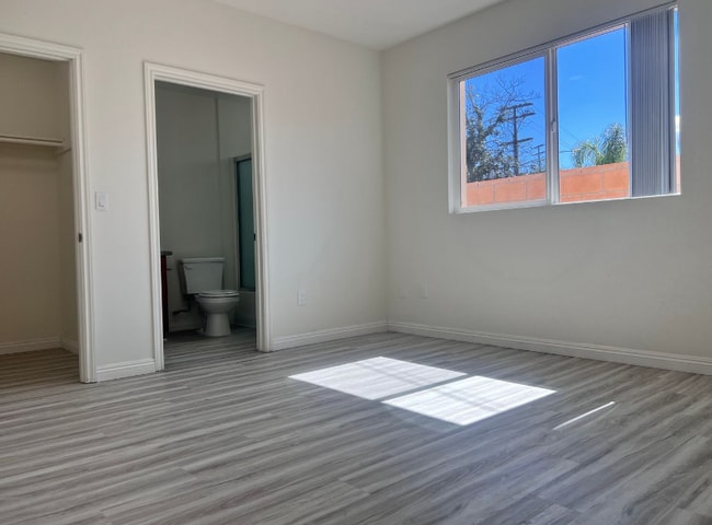 Photo - 6829 Simpson Ave Unit 1