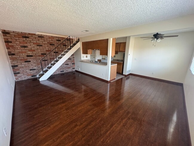 Building Photo - Updated 2 Bed / 1 Bath Condo in Lakeside