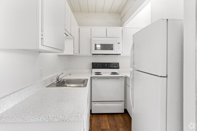 1BR, 1BA - 650SF - Classic - Kitchen - Porta Rossa Apartments