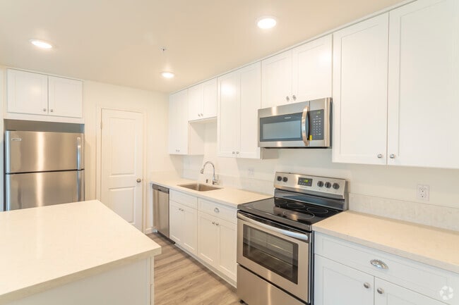 1 BR, 1 BA - 700 SF - Essex Heights