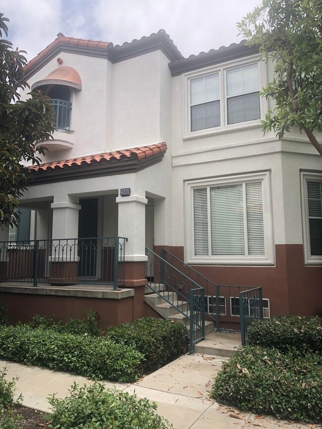 Building Photo - Spacious Tri-Level Townhome in Tustin Ranch