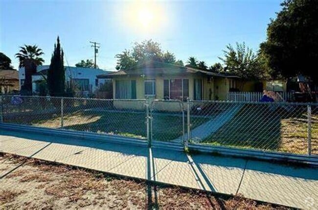 Building Photo - FOR RENT / DUPLEX $1800 Rental