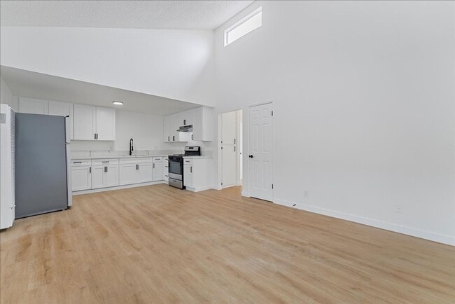 Photo - 663 W 2nd St Apartment Unit 04