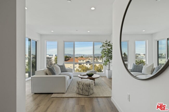 Building Photo - 10918 Camarillo St Unit 301