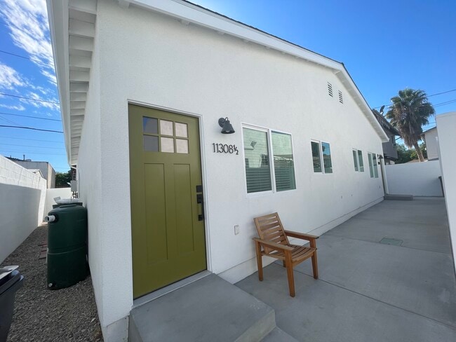 Front - 11308 Emelita St Unit Half