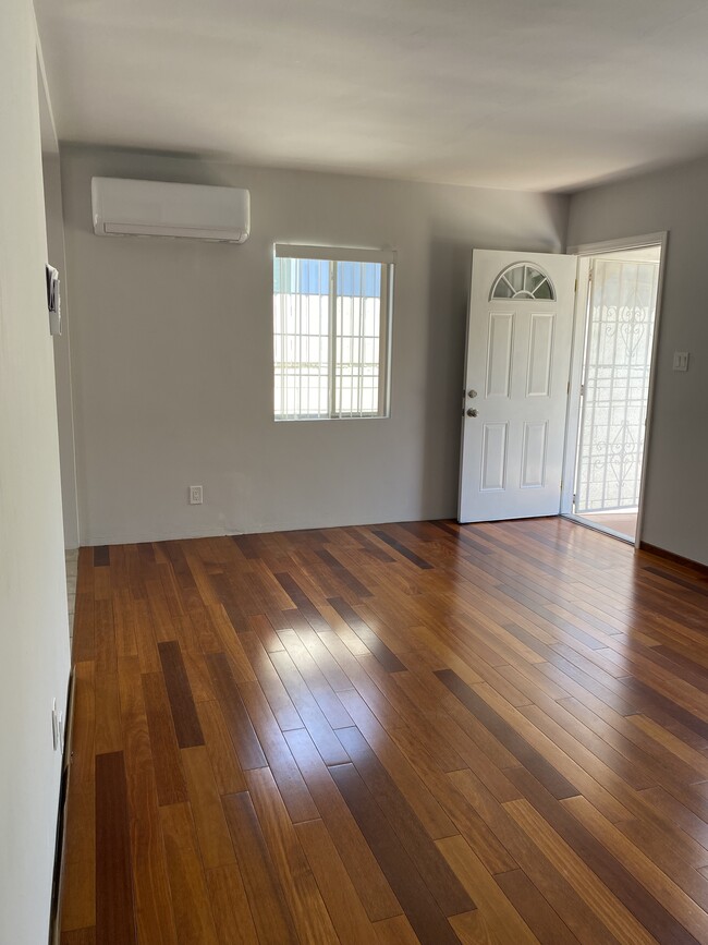 Building Photo - 323 Irving Ave Unit B