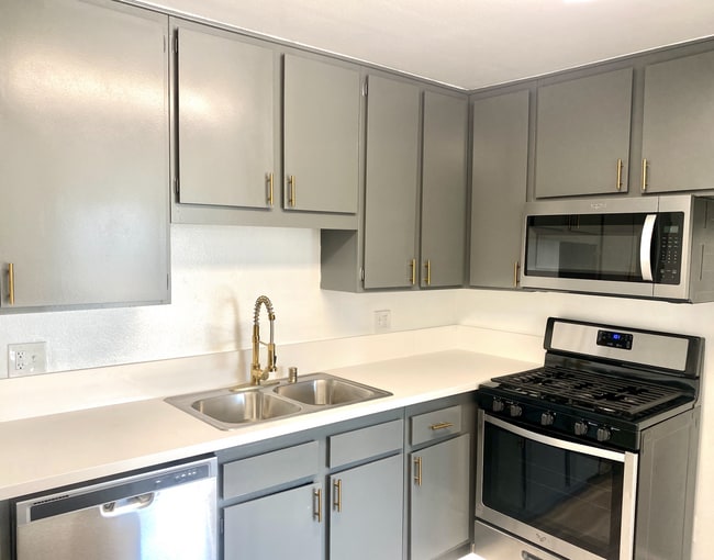 Building Photo - Lovely 2 Bed/2 Bath with Hardwood Floors, Central Air Conditioning, Stainless Steel Appliances, a...